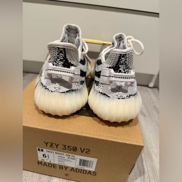 Authentic Yeezy zebra sneakers size 6.5 brand new - Picture 6 of 8